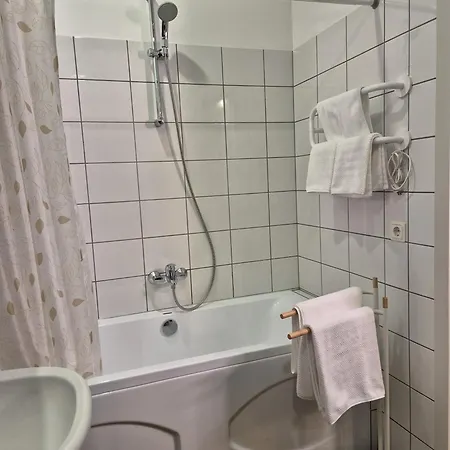 Modern Comfort - Free Parking, Self Check-in, Lift, Balcony Apartment