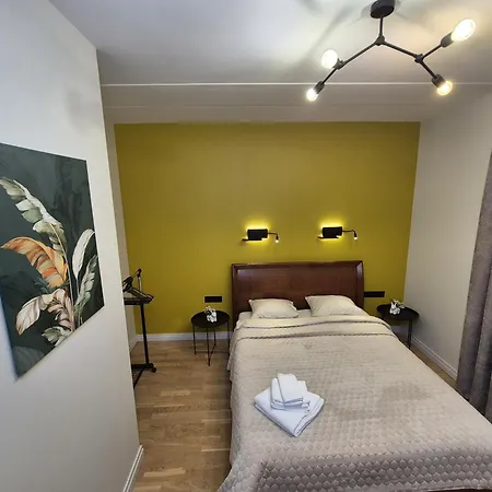 Modern Comfort - Free Parking, Self Check-in, Lift, Balcony *