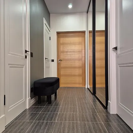 Modern Comfort - Free Parking, Self Check-in, Lift, Balcony *
